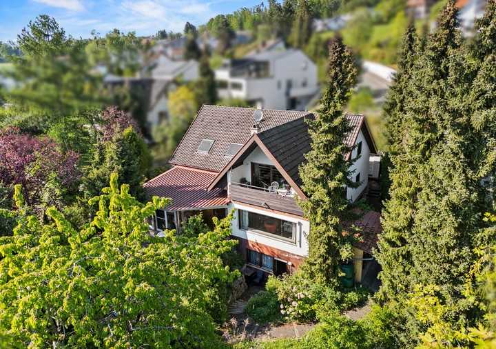 Großzügiges Einfamilienhaus mit Einliegerwohnung in bevorzugter Wohnlage