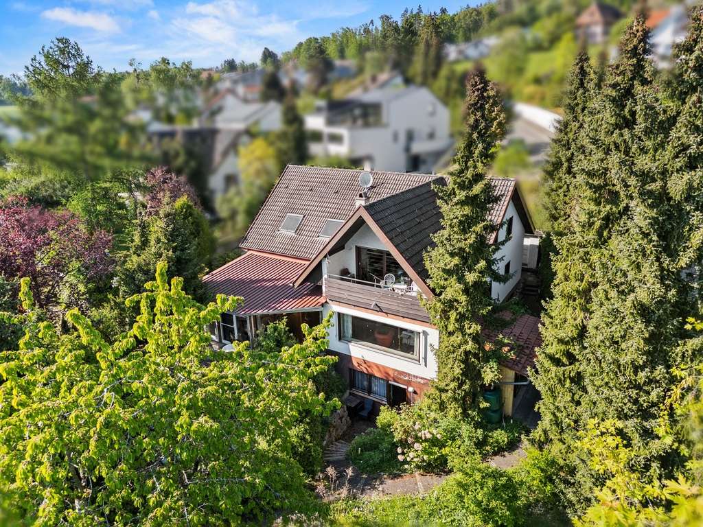 Großzügiges Einfamilienhaus mit Einliegerwohnung in bevorzugter Wohnlage