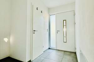 Schönes Reihenendhaus mit Dachterrasse + zwei PKW-Stellplätzen in guter Lage von Riedstadt-Goddelau – Die vollständige Adresse der Immobilie erhältst du vom Anbieter., 64560 Riedstadt – Vorschaubild 2