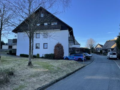 Freundliche und gepflegte 2,5-Zimmer-Dachgeschosswohnung mit geh. Innenausstattung mit Balkon