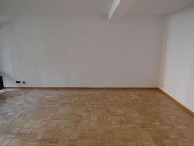 Große 2026 neu renovierte zentrale 3 Zi.-EG-Whg. mit mod. Bad, Balkon, Einbauküche und Kfz.-Platz!