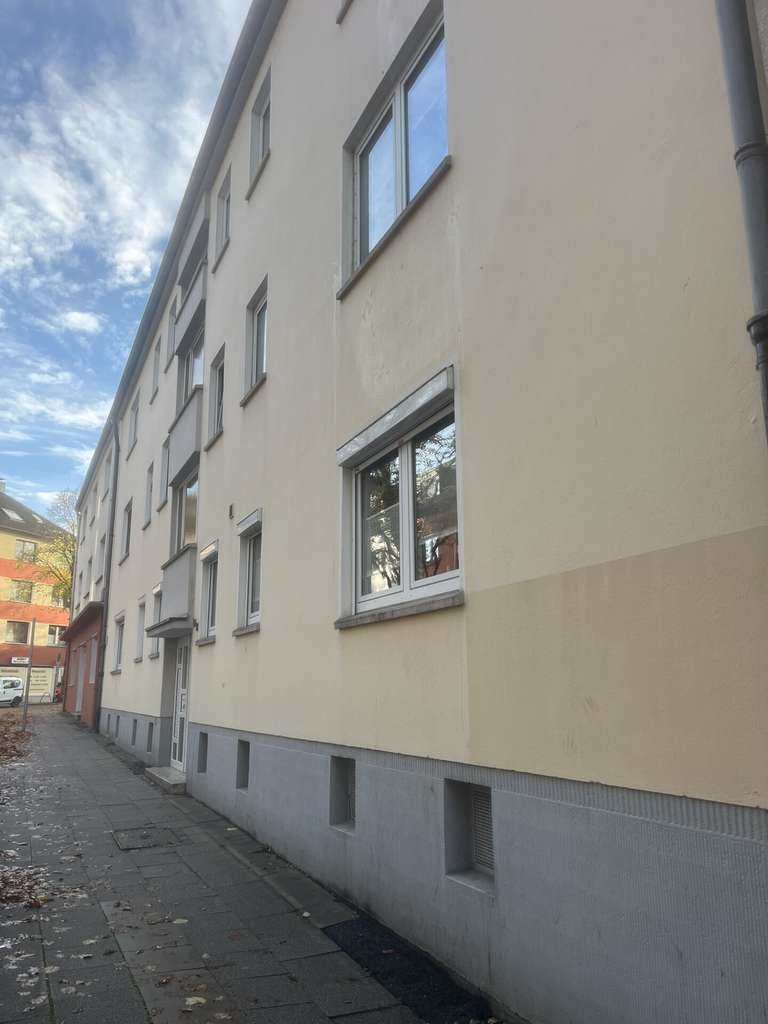Helle und renovierte 2,5 Raum-Wohnung im Hochparterre