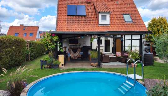 Bild von Modernisiertes Wohnhaus mit Swimmingpool und Carport in ruhiger Seitenstraße