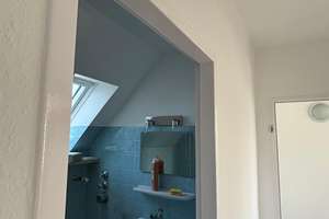 Neunhof erleben: Helle 2-Zimmer-Dachgeschosswohnung mit Stellplatz – Obere Dorfstr. 6, 90427 Neunhof, Nürnberg – Vorschaubild 3