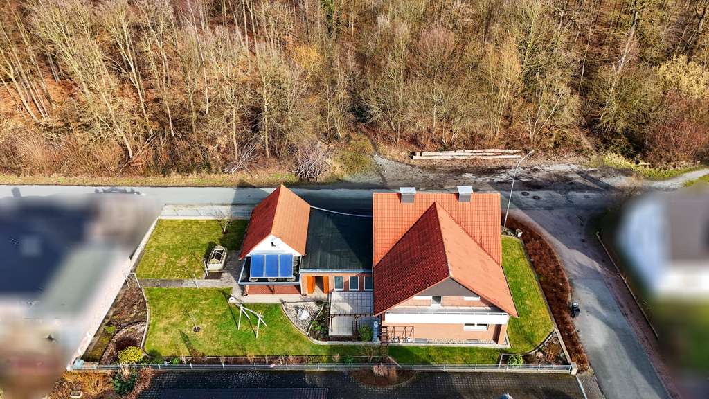 Immobilie in Dörentrup - Gepflegtes Zweifamilienhaus - in ruhiger Siedlungslage direkt am Wald  - Bild 0