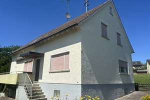 Massives Zweifamilienhaus in Hanglage mit großem Werkstattanbau und Ausblick