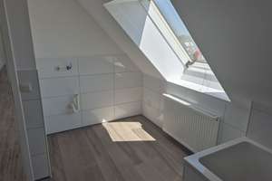 Modernisierte 2 Zimmer Dachgeschosswohnung in Stadeln zu vermieten! 