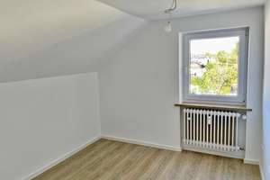 Helle 3-Zimmer-Dachgeschosswohnung in München-Allach mit Stellplatz und eigenem Gartenanteil – Franz-Töpsl-Weg 15, 80999 Untermenzing, München – Vorschaubild 5