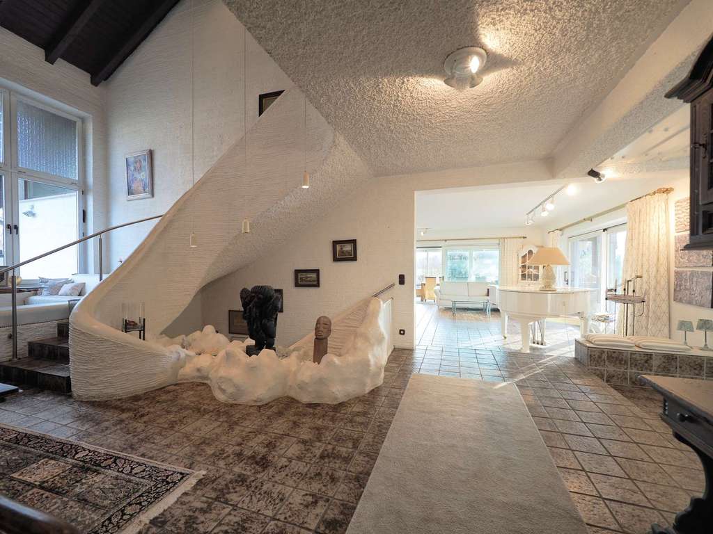 Immobilie in Trostberg - Großzügiger Landsitz in familienfreundlicher Umgebung im Chiemgau - uneinsehbarer Garten, Schwimmbad - Bild 4