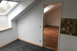 Sehr ruhige, helle 2-Zi-DG-Wohnung mit sep. Küche und Balkon in München Aubing – 81249 Aubing-Süd, München – Vorschaubild 14