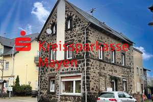 3-Familienhaus als Kapitalanlage oder teilweise Eigennutzung möglich – Die vollständige Adresse der Immobilie erhältst du vom Anbieter., 56645 Nickenich – Vorschaubild 1