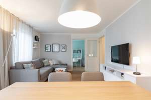Stilvoll möblierte und helle 2-Zimmer-Wohnung mit Balkon und TG-Stellplatz in Bestlage – Schleißheimer Straße 162a, 80797 Neuschwabing, München – Vorschaubild 4