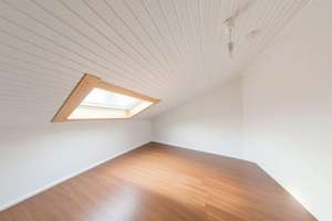 Zentral und dennoch ruhig / Dachgeschosswohnung mit Balkon in Prien am Chiemsee – Die vollständige Adresse der Immobilie erhältst du vom Anbieter., 83209 Prien am Chiemsee – Vorschaubild 3