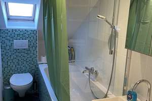 Möbliertes Dachgeschoss-Apartment in Karlsruhe — All-inclusive, Klima & Internet, ideal für Pendler – Anebosweg 14, 76187 Nordweststadt, Karlsruhe – Vorschaubild 2