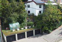 Vorderansicht mit 4 Garagen