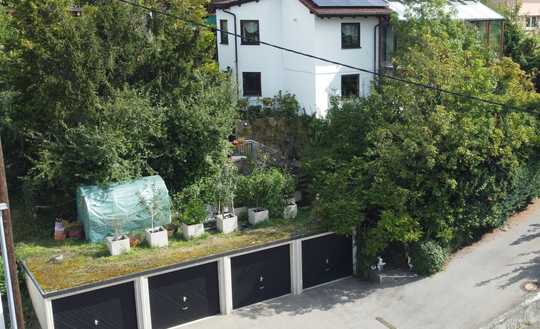 1 Familienhaus mit Einliegerwohnung und 4 Garagen inklusive Grundstück sowie großzügigem Baufenster