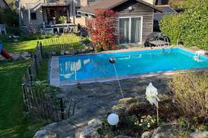 Von Privat: 4-Zimmer-Wohnung mit Garten, Pool & 2 Balkonen