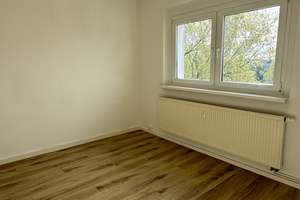 Bezugsfreie 3-Raumwohnung mit Designbodenbelag, Wannenbad, Balkon und Pkw-Stellplatz!!! – Hundsburgallee 7, 18106 Schmarl, Rostock – Vorschaubild 4