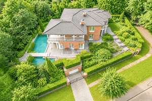 Ihr privates Paradies – Exklusive Designvilla mit Naturpool und Resort-Charakter – Die vollständige Adresse der Immobilie erhältst du vom Anbieter., 22397 Wohldorf-Ohlstedt, Hamburg – Vorschaubild 1