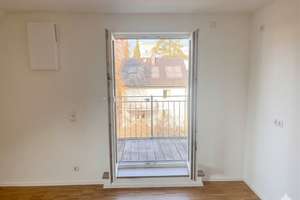 Exklusive drei Zimmer Dachgeschosswohnung mit Balkon – Wachtelweg 29, 81827 Waldtrudering, München – Vorschaubild 1
