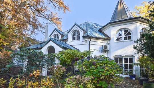 Bild von Rissen, Klövensteen: Zauberhafte Twin-Villa mit Türmchen, Kamin, Pool, Sonnenterrassen u. Garage...!