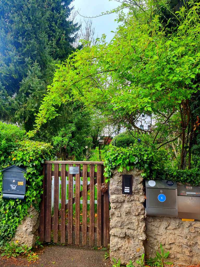 Immobilie in Kirchseeon - „Wohn(t)raum mit Seltenheitswert: DG-Charme trifft auf 95 m² privaten Gartenanteil“ - Bild 1