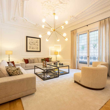 Fantastische renovierte und möblierte Wohnung in einem klassischen Gebäude mit 4 Schlafzimmern und 5