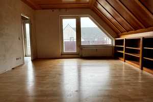 Charmante 2 Zimmer Dachgeschosswohnung mit Balkon sowie PKW-Stellplatz zum Eigennutz! – Düsseldorf – Vorschaubild 3