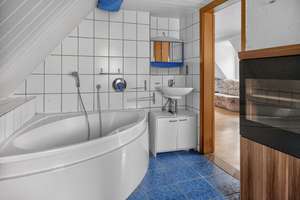 Lichtdurchflutete DG-Wohnung mit ausgebautem Dachboden – Die vollständige Adresse der Immobilie erhältst du vom Anbieter., 70469 Bahnhof Feuerbach, Stuttgart – Vorschaubild 5