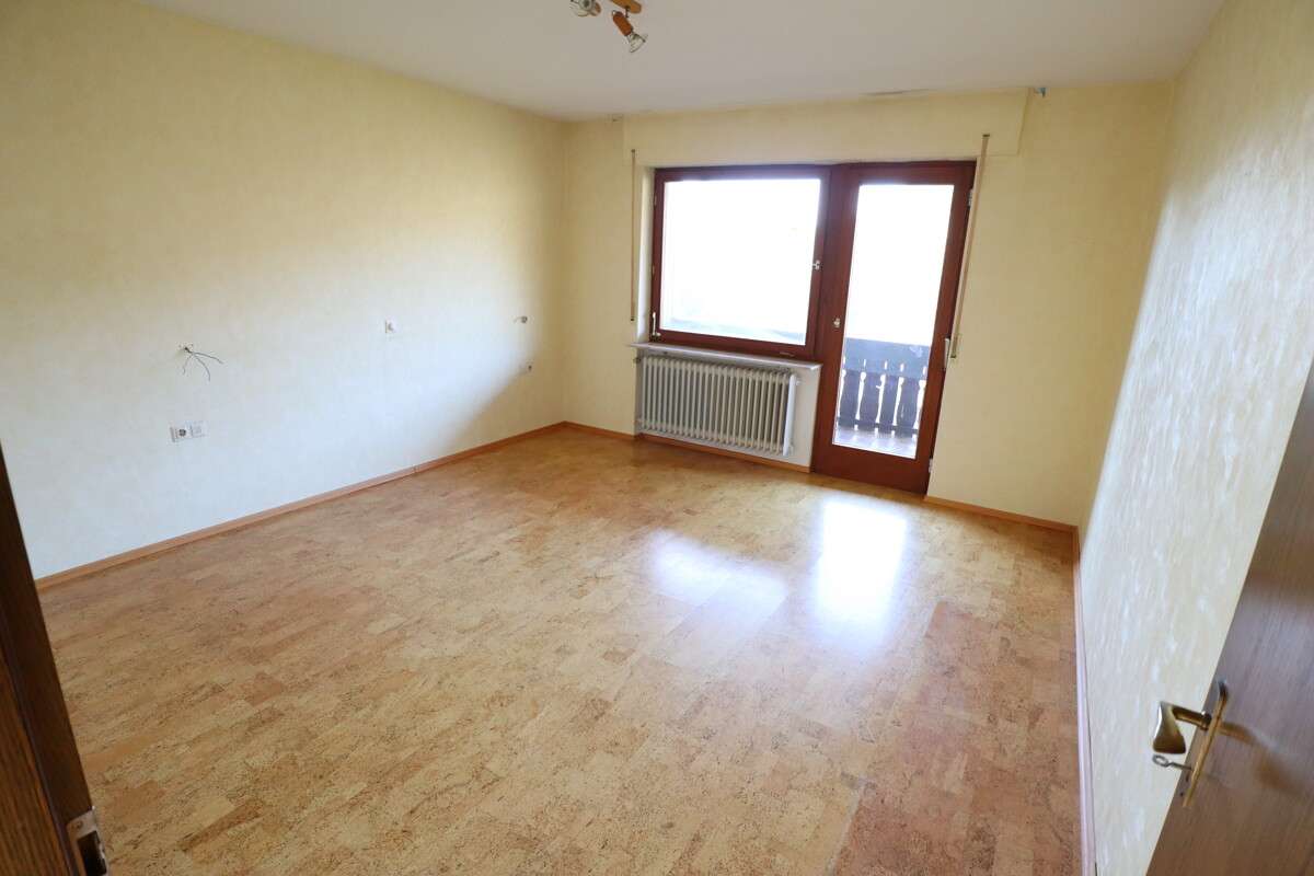 Immobilie in Ingelfingen - Großzügiges Einfamilienhaus mit vermieteter Einliegerwohnung, Garagen & naturnaher Ruhelage - Bild 8