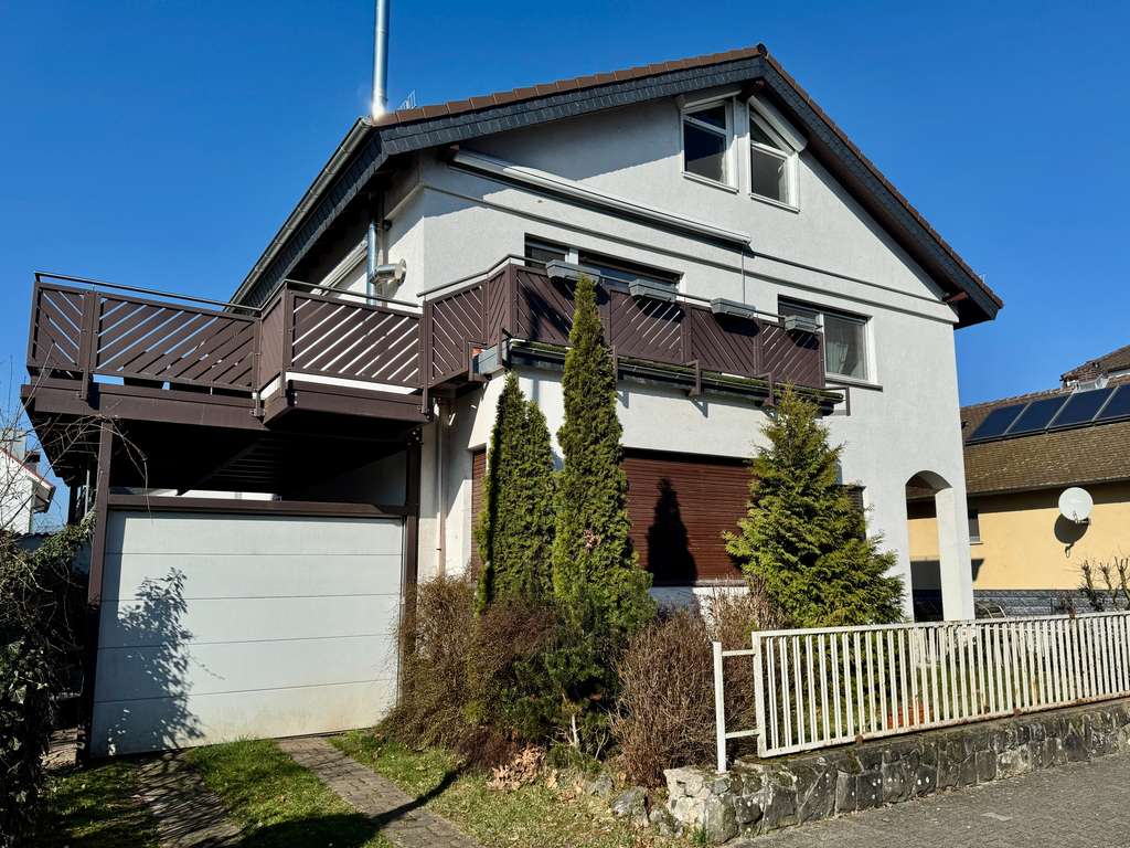 Immobilie in Großkrotzenburg - Großzügige Maisonette-Wohnung mit Terrasse, Balkon, Kamin und zugeordnetem Außenbereich - Bild 0