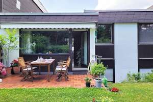 Wohnen im Bungalow: Großzügiges Reihenmittelhaus mit Garten in guter Lage von privat
