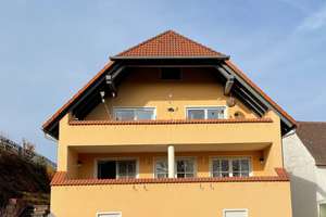 Gepflegtes Zweifamilienhaus mit sechs Stellplätzen in Markt Taschendorf – Die vollständige Adresse der Immobilie erhältst du vom Anbieter., 91480 Markt Taschendorf – Vorschaubild 1