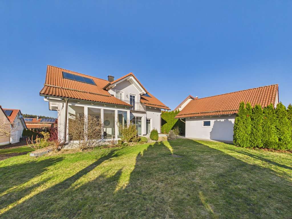 Immobilie in Altfraunhofen - Ihr neues Zuhause im Grünen – charmantes Landhaus mit Kamin & Wintergarten in Altfraunhofen - Bild 4