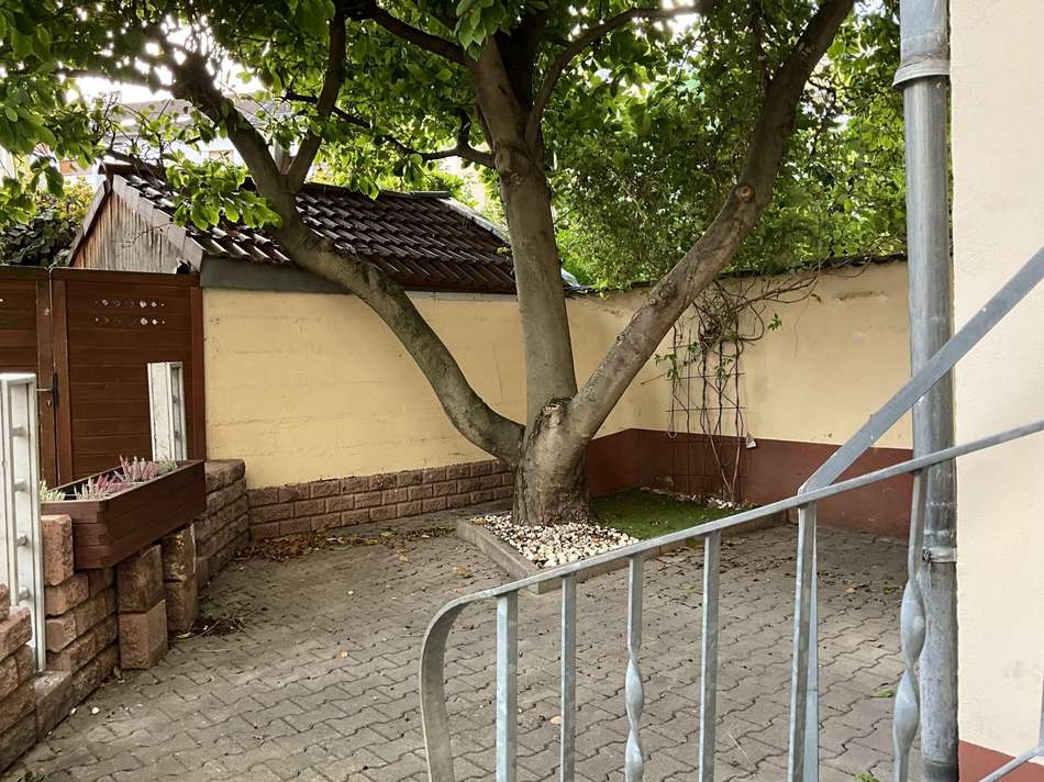 Hofidylle mit Steinmauer im Ho