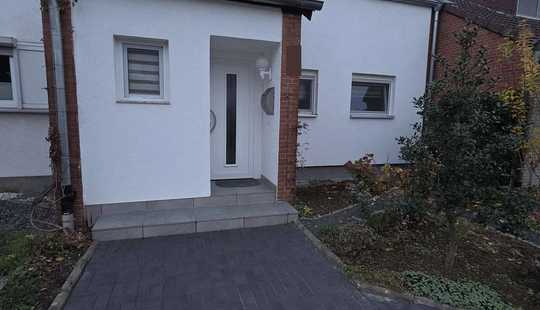 Bild von Einziehen und wohlfühlen! Gepflegtes Reihenmittelhaus in Seenähe mit ca. 90 m², Garten + Garage