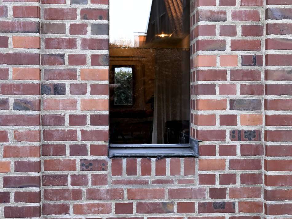 MAUERWERK MIT ARBEITSSPUREN