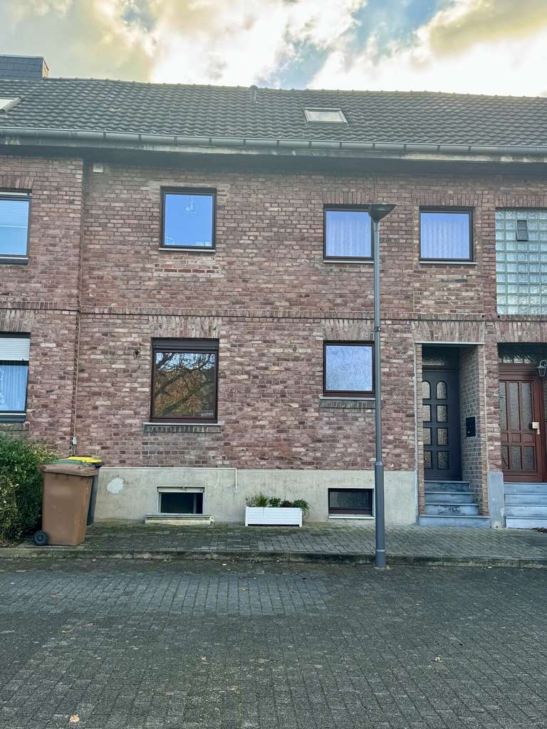 Immobilie in Übach-Palenberg - Mehr Raum für Ideen: Reihenmittelhaus mit Einliegerwohnung und Garten in Übach-Palenberg. - Bild 0