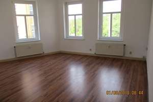 schöne Wohnung mit EBK und Nussbaumlaminat