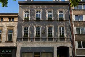 FRIEDERICH: Attraktive Altbauwohnung im stilvollen Vierfensterhaus