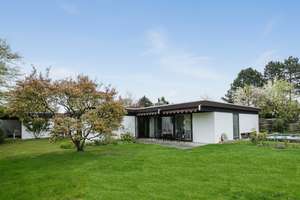 Großzügiger Bungalow mit Einliegerwohnung und Außenpool