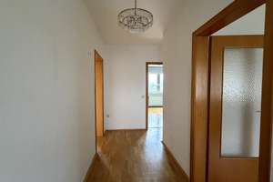 Gut geschnittene 3‑Zimmer‑Wohnung mit Balkon und Garage in ruhiger, gefragter Lage! – Die vollständige Adresse der Immobilie erhältst du vom Anbieter., 57074 Siegen, Siegen – Vorschaubild 3