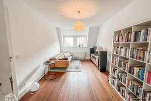 Traumhafte 3-Zimmer-Altbau-Dachgeschosswohnung mit Blick über die Stadt – Landhausstraße 57b, 70190 Kernerviertel, Stuttgart – Vorschaubild 2