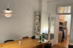 Große Altbauwohnung mit Balkon in zentraler Lage