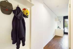 DIE ZIMMEREI | Ab Juli: Möbliertes all-inclusive Apartment: flexibel durch U-Bahn-Nähe | Basic Bude – Resi-Huber-Platz 1, 81371 Sendlinger Feld, München – Vorschaubild 3