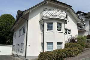 VR Immo: Siegen-Seelbach, gut geschnittene 3-ZKB- Dachgeschosswohnung mit Garage in Aussichtslage! – Die vollständige Adresse der Immobilie erhältst du vom Anbieter., 57072 Seelbach, Siegen – Vorschaubild 2