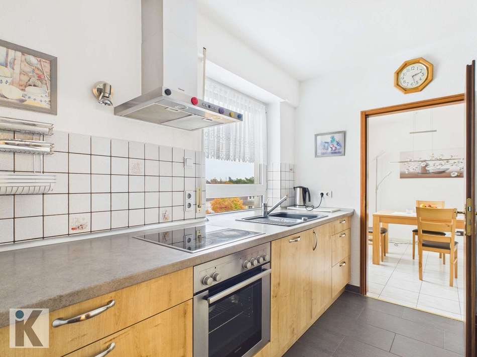 Küche mit angrenzendem Essplat