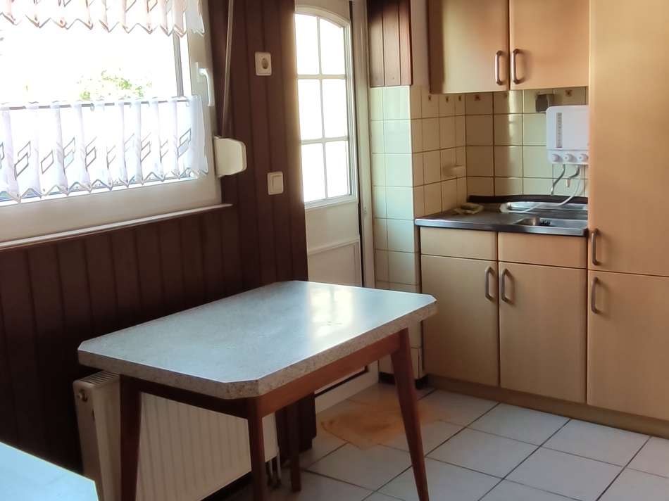 Küche mit Nebeneingang