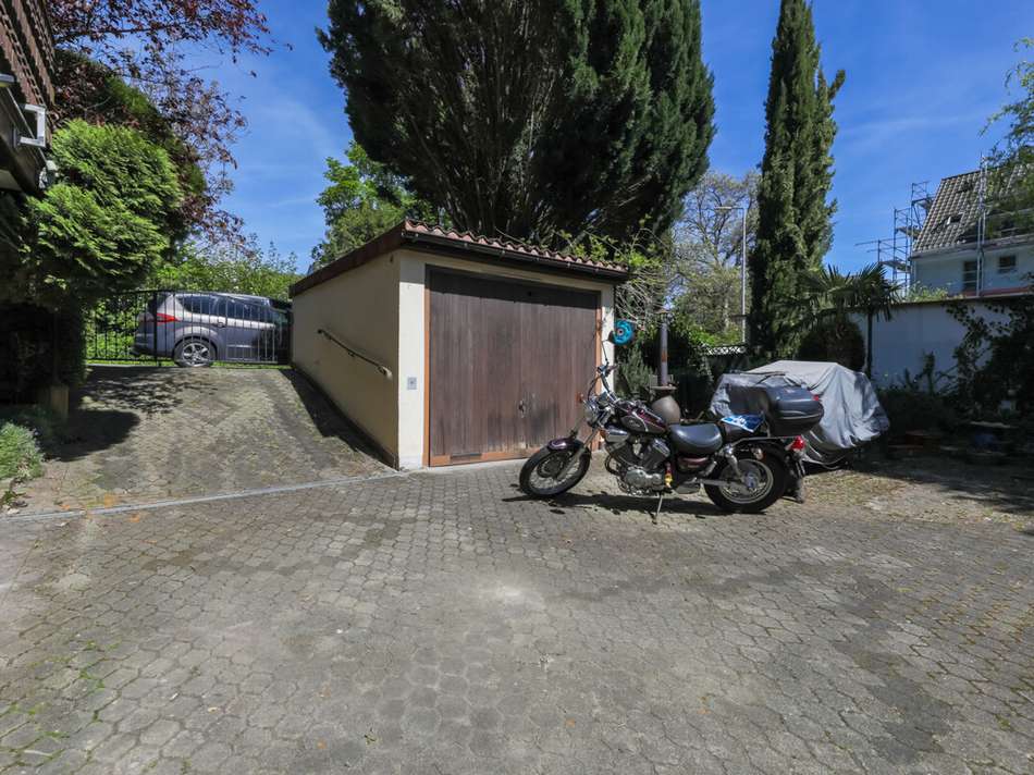 Garage und Hofzufahrt