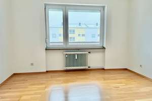 LET`S GO WEST  ** Helle 2 Zi. Wohnung - mit großem Balkon und Einbauküche** – Lessingstrasse 10, 93049 Westenviertel, Regensburg – Vorschaubild 2